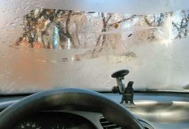 Почему во время дождя запотевают окна внутри автомобиля?