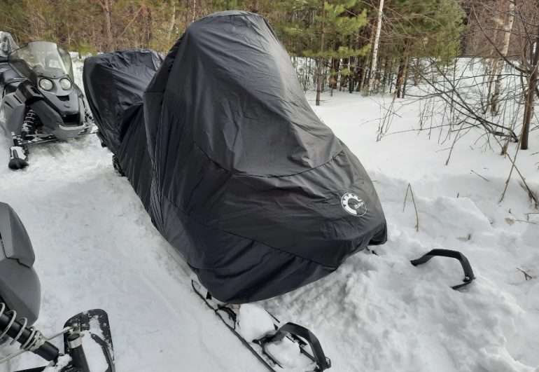 Чехлы на снегоходы: надежная защита для вашего технического парка