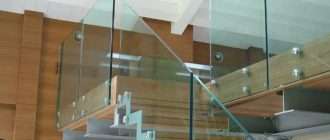 Ограждения из стекла для лестниц на заказ и установка