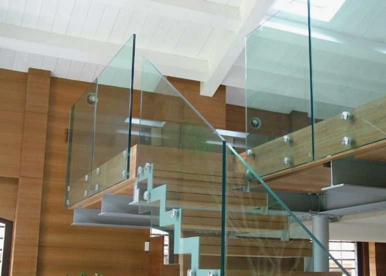 Ограждения из стекла для лестниц на заказ и установка