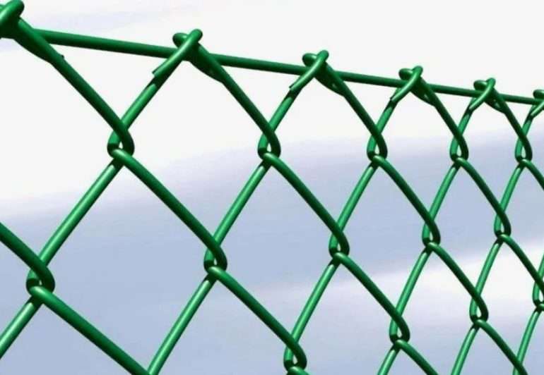 Секреты долговечности сетки рабицы: уход и защита от коррозии