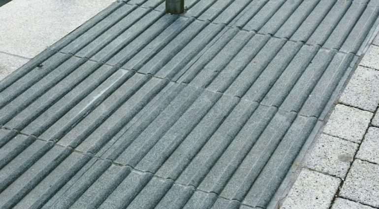 Гранитные тактильные плиты в благоустройстве: преимущества и нюансы